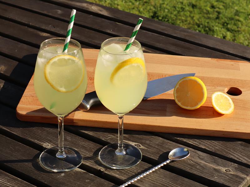 Limoncello spritz